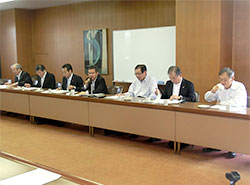 開会挨拶をする前田部会長（左から４人目）