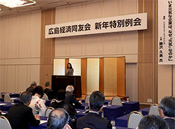 新年特別例会で講演する藤沢代表（奥壇上）