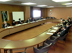 前田部会長（左列中央）の挨拶を聞く出席者