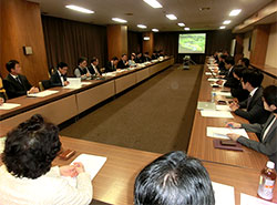 沖縄視察参加者も出席して開かれた委員会