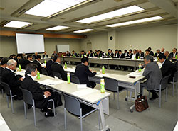 今年度初の幹事会で池田代表幹事（最奥中央）の挨拶を聞く出席者