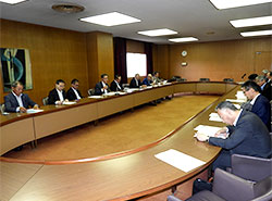 出席者に担当行事日程を説明する香川部会長（左列中央）