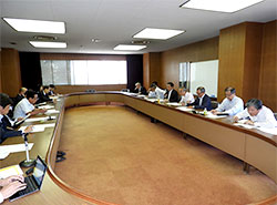 木原委員長（右列右から５人目）から海外視察計画の説明を聞く出席者