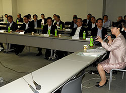 幹事会で川妻委員長（右端）の卓話に耳を傾ける出席者