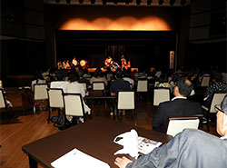 一般入場者とともに神楽公演を観賞する視察参加メンバー