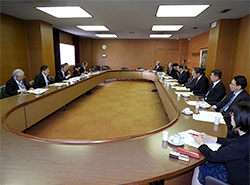 19人が出席した部会で挨拶をする前田部会長（左列手前から３人目）