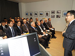 小泉さん（右端）から八雲記念館の説明を聞く参加者