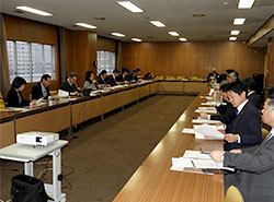 女性が輝くための交流会のアンケート結果を紹介する川妻委員長（左列中央）