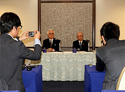 次期代表幹事に内定し記者会見に臨む田村氏（正面右）。左は池田代表幹事