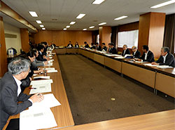 今年度事業計画について冨山委員長（右列中央）の説明を聞く出席者