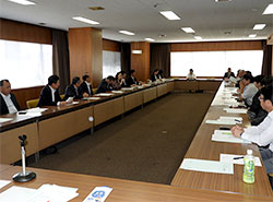開会の挨拶と併せ、就任の弁を述べる川妻委員長（左列手前から６人目）