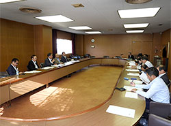 冒頭、挨拶をして会議を始める香川部会長（左列中央）