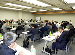82人が出席して開かれた委員会で挨拶する椋田委員長（最奥中央）