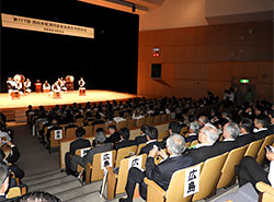 第117回西日本経済同友会会員合同懇談会のオープニングアテンションの大山僧兵太鼓を見る広島からの参加者
