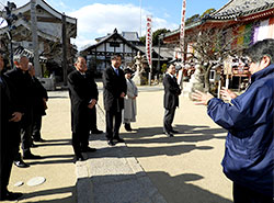 浄土寺の境内で村上氏（右端）の説明を聞く参加者