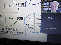 ウェブで資料を画面表示しながらリモートで講演する久保田氏（画面右上）